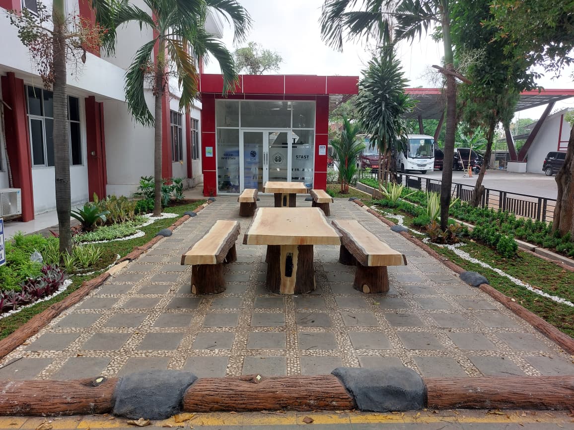 Taman Gedung Kuliah FEB 2